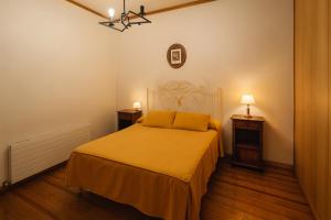 Hotel Halley, Encanto Colonial en el Centro de Vicuña في فيكوينا: غرفة نوم بها سرير وطاولتين جانبيتين ومصباحين