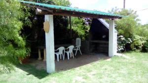 Zahrada ubytování ALQUILO CASA FRENTE AL MAR PARQUE DEL PLATA CON BARBACOA PARa 8