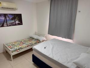 Ένα ή περισσότερα κρεβάτια σε δωμάτιο στο Suite2 com ar condicionado e a Beira mar , cozinha compartilhada e completa Micro ondas air fryer forno elétrico fogão Geladeira freezer gelagua e cafeteria elétrica Tudo para vc se sentir em casa além de um Deck com churrasqueira vista mar