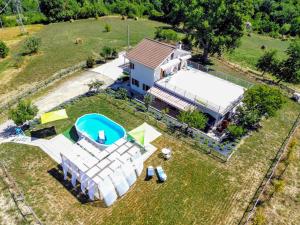 an aerial view of a house with a swimming pool at Casa Vacanze Il Vallo - Appartamenti con Piscine Indipendenti in Guardiagrele +49 photos