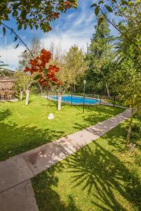 Hotel Halley, Encanto Colonial en el Centro de Vicuña في فيكوينا: رصيف في ساحة بها سياج وأشجار