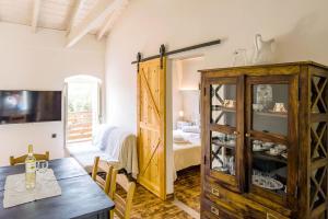 Μια τηλεόραση ή/και κέντρο ψυχαγωγίας στο Villa Adamantia