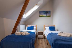 Ένα ή περισσότερα κρεβάτια σε δωμάτιο στο Apartamenty Pruskie +113 φωτογραφίες