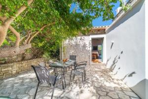 Αίθριο ή υπαίθριος χώρος στο Villa Adamantia