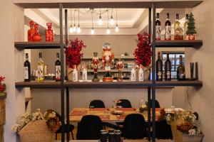 a room with a table and shelves of wine bottles at Μεσιέ Νικολά 700 in Mesenikólas