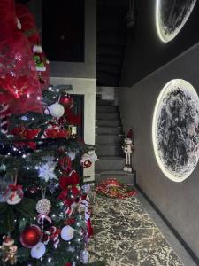ein Weihnachtsbaum in einem Raum mit Treppe in der Unterkunft Casa Daiana in Aninoasa
