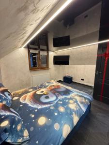 ein Schlafzimmer mit einem Bett mit einer Mäusedecke in der Unterkunft Casa Daiana in Aninoasa + 13 Fotos