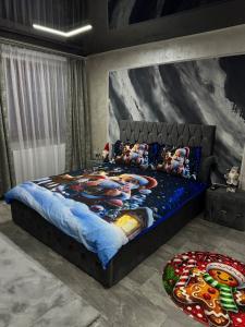 ein Schlafzimmer mit einem großen Bett mit einem Gemälde an der Wand in der Unterkunft Casa Daiana in Aninoasa