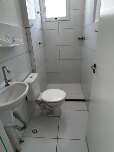 een witte badkamer met een toilet en een wastafel bij Vale Premium Solaris apartamento in Petrolina