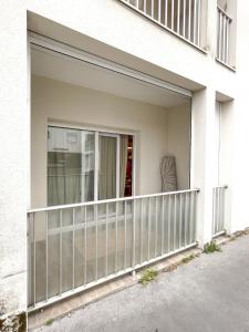 an open garage door with a balcony at Vacances en bord de mer in Royan