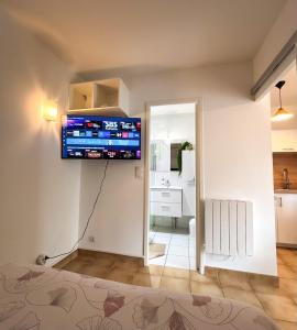 a living room with a flat screen tv on the wall at Vacances en bord de mer in Royan