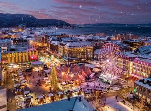 a city with a christmas market and a ferris wheel at Liten studioleilighet meget sentralt i sentrum, 3 minutter fra torget in Trondheim