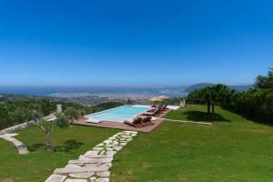 een zwembad op de top van een grasheuvel bij Anemones Villas by Omikron Selections in Spanokhórion