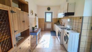 a kitchen with a stove and a washer and dryer at Casa Vacanze Il Vallo - Appartamenti con Piscine Indipendenti in Guardiagrele