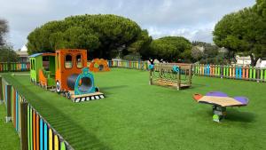 een speeltuin met veel verschillende soorten speeltoestellen bij Shell's Apartment in Praia do Carvoeiro