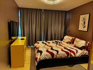 een slaapkamer met een bed en een gele kast bij 1949 Luxury Apartment in Ashalebotwe