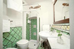 a bathroom with a toilet and a sink at Pura Apartment Hill View Stay near Peccioli & Lajatico in Palaia