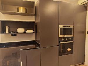 een keuken met een roestvrijstalen koelkast en een oven bij 1949 Luxury Apartment in Ashalebotwe