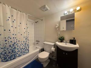 ein Badezimmer mit Toilette, Waschbecken und Badewanne in der Unterkunft Free Parking! Fast Wifi! Comfortable 3BR Apt for Montreal Explorers & Adventure! in Montreal + 16 Fotos