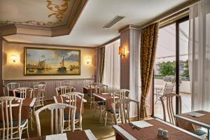 A seating area at Palace Hotel Regina