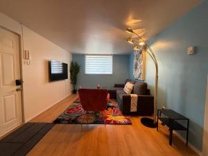 ein Wohnzimmer mit einer Couch und einem Sessel in der Unterkunft Free Parking! Fast Wifi! Comfortable 3BR Apt for Montreal Explorers & Adventure! in Montreal