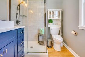 Ванная комната в Scandia Nordic-Themed Retreat on 80 Acres with Sauna