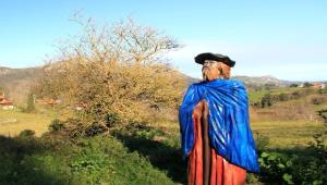 Casa Vacacional El Molinin في Villanueva de Ardisana: تمثال رجل واقف في الميدان