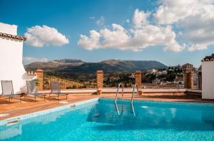 une piscine avec vue sur les montagnes dans l'établissement Galteo Almendra, à Ronda