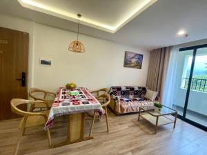 ein Wohnzimmer mit einem Tisch und einem Sofa in der Unterkunft Căn hộ sapa in Sa Pa