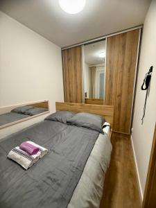 Ένα ή περισσότερα κρεβάτια σε δωμάτιο στο Lawendowy Ogród