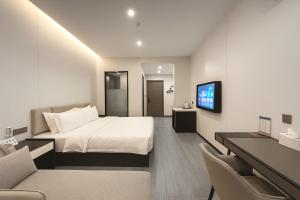 a hotel room with a bed and a television at 东方酒店 in Sihanoukville