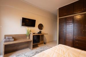 a bedroom with a bed and a tv on the wall at Mesie Nicola 700 