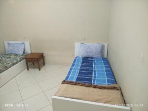 a small room with a bed and a table at App luxe riad zitoune in Meknès +5 photos