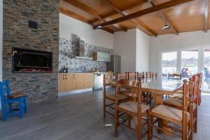 una cucina e una sala da pranzo con tavolo e sedie di La Villarina 