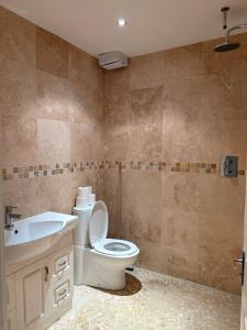 Et badeværelse på The Croft Farmhouse Apartments