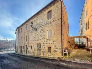 ein altes Backsteingebäude an der Straßenseite in der Unterkunft La casetta dell'amore di Mimmi in Castel Viscardo