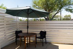 En balkon eller terrasse på Private Retreat in North Austin + 8 billeder