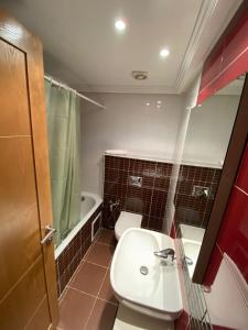 Et badeværelse på Double Bedroom Flat les Berges du Lac 2 + 1 billede