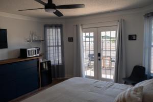 En eller flere senge i et værelse på Private Retreat in North Austin