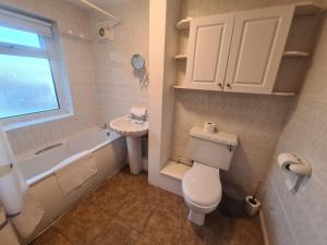 Et badeværelse på Lovely four bed Roker house