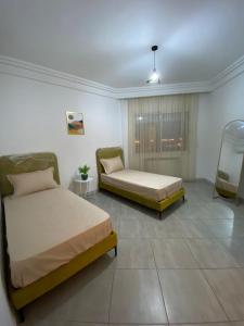 En eller flere senge i et værelse på Double Bedroom Flat les Berges du Lac 2