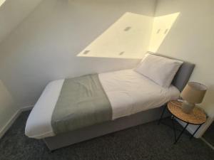 En eller flere senge i et værelse på Lovely four bed Roker house