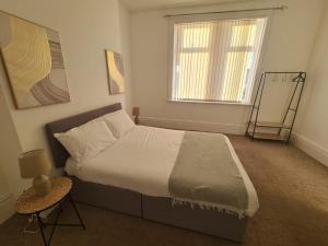 En eller flere senge i et værelse på Lovely four bed Roker house