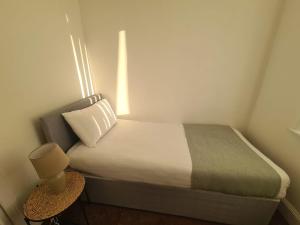 En eller flere senge i et værelse på Lovely four bed Roker house + 4 billeder