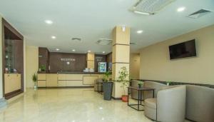 克兰内沃Hotel Magnific的大楼内带椅子和柜台的大堂