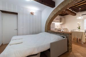 ein großes Bett in einem Zimmer mit Küche in der Unterkunft La casetta dell'amore di Mimmi in Castel Viscardo