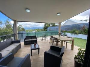 Nespecifikovaný výhled na hory nebo výhled na hory při pohledu z prázdninového domu