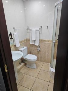 een badkamer met toilet en wastafel bij Arien Plaza in Muruntau +16 foto's