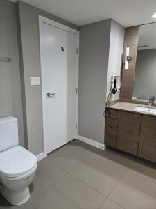 Phòng tắm tại Central Lonsdale Gem +15 ảnh