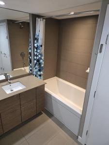 Phòng tắm tại Central Lonsdale Gem